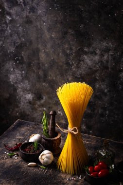 İtalyan yemek konsepti. Spagetti, domates, biberiye, sarımsak ve baharatlı.