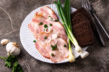 Dilimlenmiş domuz eti ya da yeşil soğanlı jambon.