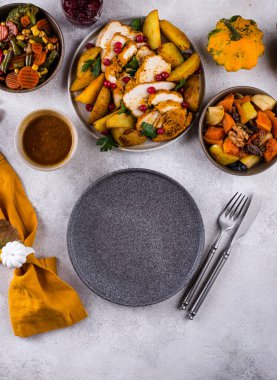 Geleneksel Şükran Günü yemeği hindi, fırında sebze, kızılcık sosu.