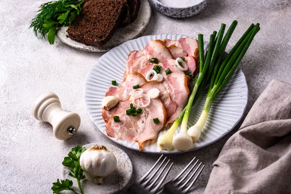 Dilimlenmiş domuz eti ya da yeşil soğanlı jambon.