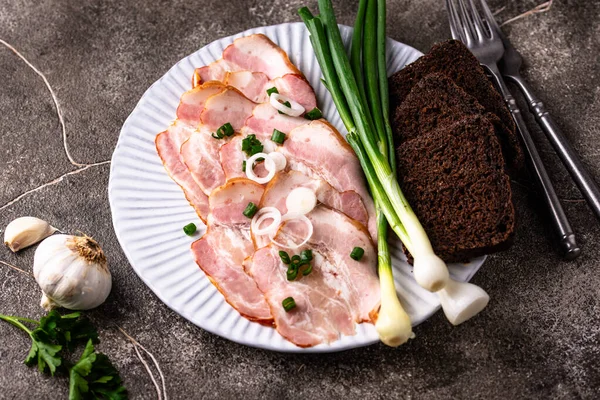 Dilimlenmiş domuz eti ya da yeşil soğanlı jambon.