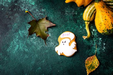 Yarasa, hayalet, balkabağı ve kafatası şeklinde Cadılar Bayramı kurabiyeleri.