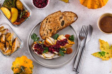 Hindili ve kızılcık soslu Şükran Günü sandviçi.