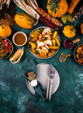 Geleneksel Şükran Günü yemeği hindi, fırında sebze, kızılcık sosu.
