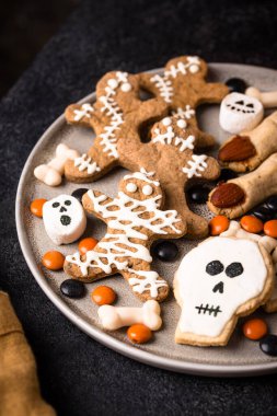 Kafatası, zombi ve mumya şeklinde korkunç zencefilli kurabiyeler.