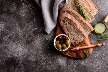 Taze ekmek, zeytinyağı ve zeytin karışımı. Yunan mezeleri