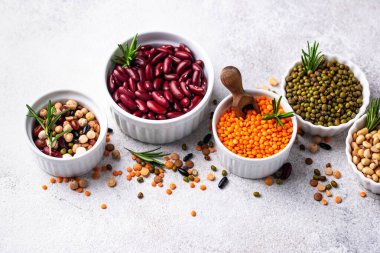 Çeşitli baklagillerin karışımı. Fasulye, mercimek, soya fasulyesi, bezelye ve nohut.