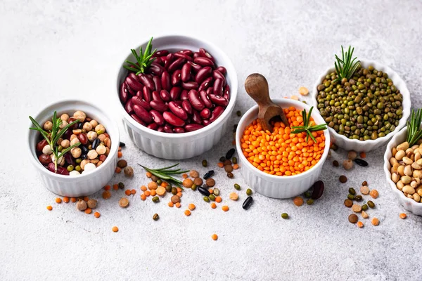 Çeşitli baklagillerin karışımı. Fasulye, mercimek, soya fasulyesi, bezelye ve nohut.