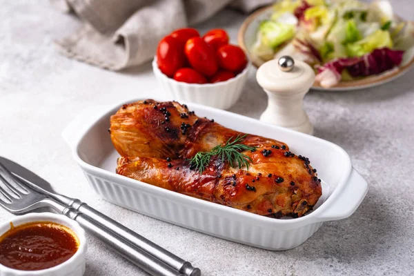 Kızarmış ya da sebzeli tavuk budu.