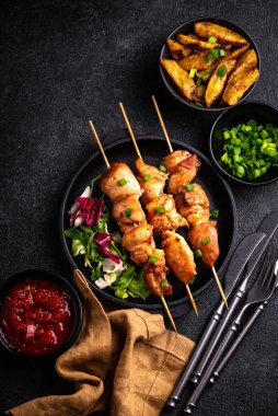 Kızarmış tavuk şiş sebzeli kebap.