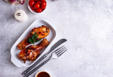 Kızarmış ya da sebzeli tavuk budu.