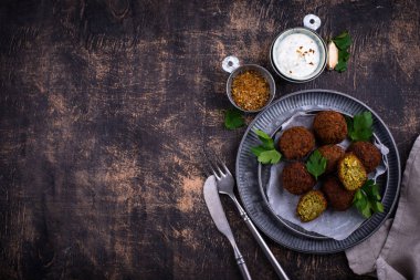 Orta Doğu geleneksel vejetaryen soslu falafel topları.