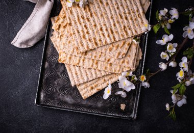 Hamursuz Bayramı için geleneksel Yahudi düz ekmek matzosu.