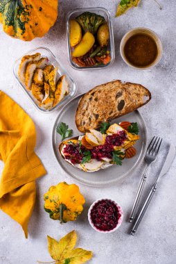 Hindili ve kızılcık soslu Şükran Günü sandviçi.