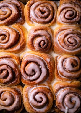 Tarçınlı taze ev yapımı çörekler. Cinnabon ruloları