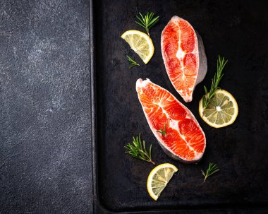 Çiğ somon, biberiye ve limonlu.