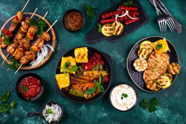 Çeşitli yaz ızgara bbq çeşitleri. Shashlik, ızgara sosis, sebze ve sos.
