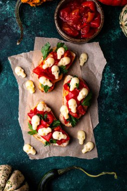 Peynirden yapılmış kafatasıyla Cadılar Bayramı tostu