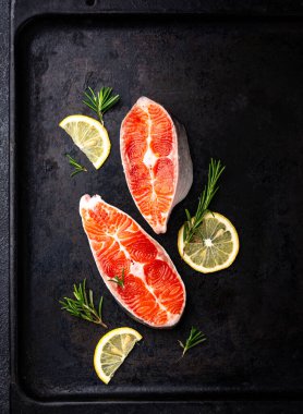 Çiğ somon, biberiye ve limonlu.