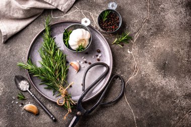 Biberiye, sarımsak, tuz ve biber. Mutfak arka planı.