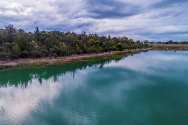 Bulutlu bir günde Frankston rezervuar kıyı şeridi. Melbourne, Avustralya
