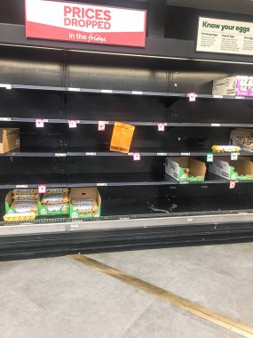 Melbourne, Avustralya - Mayıs 2020: Covid-19 salgını sırasında süpermarket raflarında kıtlık