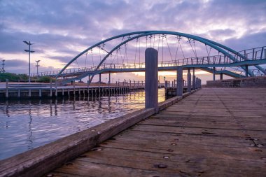 Gün batımında Frankston 'da ünlü bir köprü. Melbourne, Avustralya