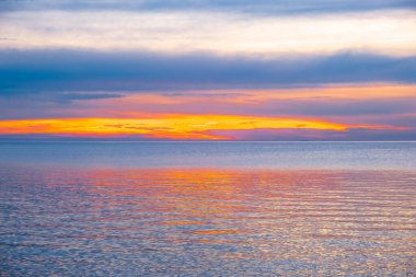 Okyanus suyunun üzerinde renkli gün batımı