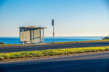 Melbourne, Avustralya - Mayıs 2020: Plaj yakınlarındaki otobüs durağı