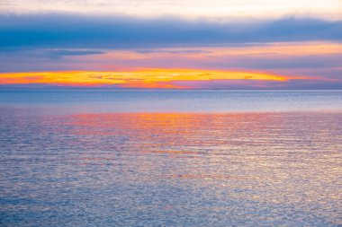 Suyun üstünde gün batımından başka