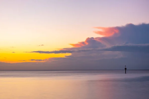 Nient Altro Che Cieli Setosa Acqua Liscia Tramonto Oceano Incandescente — Foto Stock