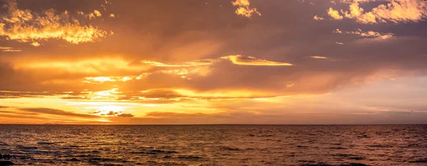 Wide Panorama Matahari Terbenam Emas Atas Laut — Stok Foto
