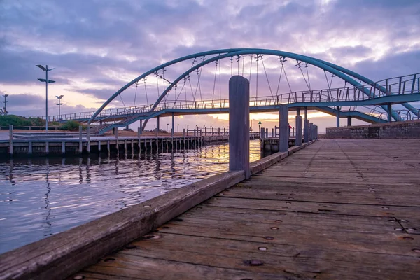Gün batımında Frankston 'da ünlü bir köprü. Melbourne, Avustralya