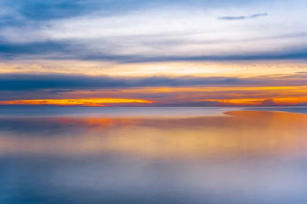 夕阳西下的海景 带有复制空间的最低限度日落时分 — 图库照片