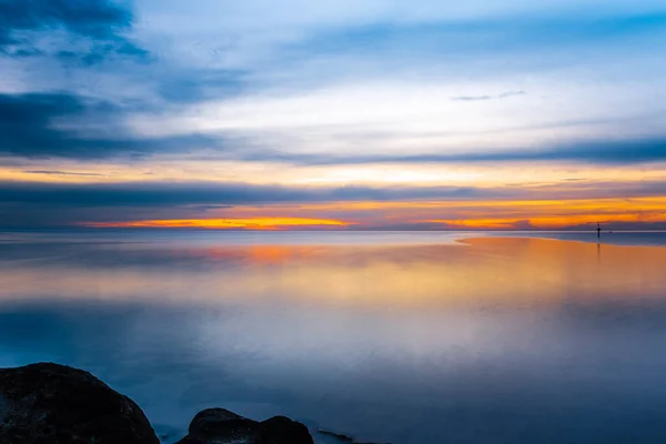 Temiz Minimalist Günbatımına Uzun Süre Açık Deniz Kayaların Üzerinde Güzel — Stok fotoğraf