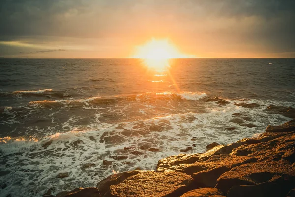 Sole Che Tramonta Sull Acqua Con Onde Rocce — Foto Stock