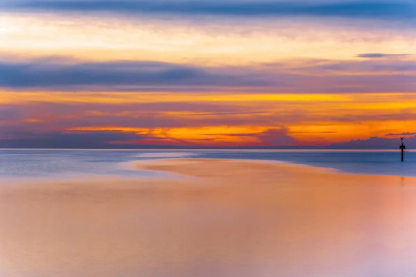 Metin Uzayı Ile Deniz Üzerinde Uzun Pozlama Minimalist Gün Batımı — Stok fotoğraf