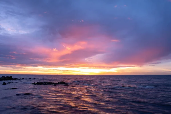 Glödande Solnedgång Över Havskusten Med Klippor Och Måsar — Stockfoto