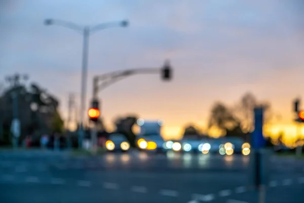 日没時の交差点の車を中心に — ストック写真