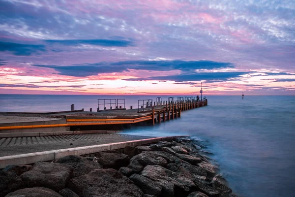 海とボートの桟橋上の景色の夕日 長い露出の風景 — ストック写真