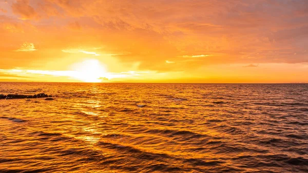 Golden Sunst Över Havet Minimalistisk Havsutsikt Med Kopieringsutrymme — Stockfoto