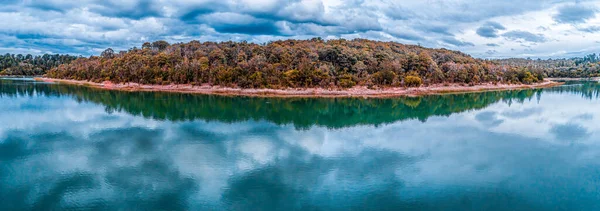 Amplo Panorama Bonito Árvores Que Crescem Margem Lago Com Reflexos — Fotografia de Stock