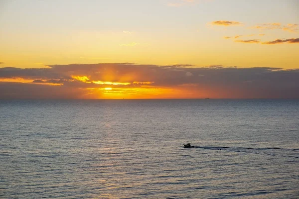 Fiskebåt Lämnar Vattenled Havet Vid Solnedgången Minimalistiskt Landskap — Stockfoto