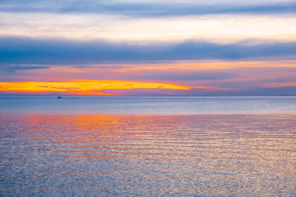 Minimal Pemandangan Laut Terbenam Atas Air Dengan Perahu Nelayan Kecil — Stok Foto
