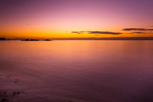 Vivid Purple Glowing Sunset Smooth Water Rock Bird Silhouettes — Stock Photo, Image