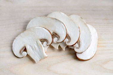 Ahşap Doğrama tahtası üzerinde taze champignon mantar dilimlenmiş. Sığ derinlik-in tarla, portre
