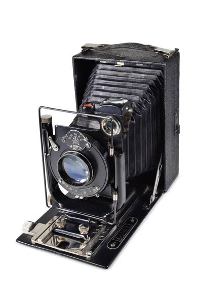 Донецк, Украина - 6 июня 2014 года: Ретро-камера ФОТОКОР-1 - советская пластина, складывающая фотокамеру формата 9-12 см, созданная ГОМЗом в 1930-1940-х годах. Изолированный на белом фоне
.