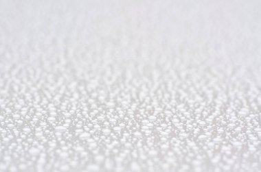 Yağmur damlaları düz bir yüzeye