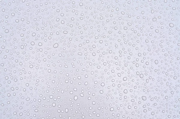 Gotas de lluvia sobre una superficie plana — Foto de Stock
