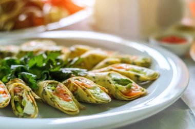 Somon ve krem peyniri ile krep Rolls